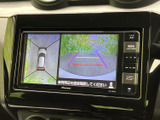 車両周辺の映像とガイドラインを画面で確認でき、駐車時の周囲確認をサポートします。画面内の表示が見やすく、車庫入れや切り返しの際にも役立つ装備です。