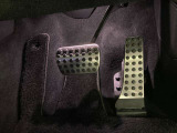 「止まる」性能とコントロールしやすい「フィーリング」に力を注いでいます。そのため、ブレーキパッドの摩擦係数が高めに設定されており、ブレーキディスクもやや軟らかい素材が使われています。