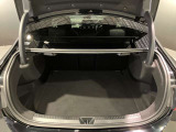 トランク容量は同一他社車両より広く、旅行やゴルフ等様々な場面で役立ちます。