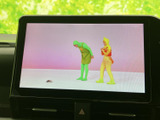 停車時にテレビ番組を視聴できる機能が搭載されています。お子様連れのご家族に特に便利で、移動時間を楽しく演出します。