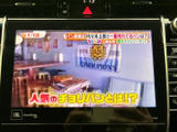 車内でテレビ映像を楽しめる装備を搭載しています。停車中の待ち時間にも番組を視聴でき、車内で過ごすひとときの楽しみが広がります。映像表示も見やすく、気軽にお使いいただけます。