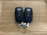【スマートキー】 スマートキーを携帯していれば、ドアハンドルのボタンを押してロックの解除ができ、パワースライドドア(左側)もワンタッチで開閉できます。