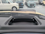 ヘッドアップディスプレイ装着車です。