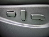 運転席パワーシートのスイッチです。