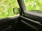 助手席側から運転席までのダッシュボードが見渡せ、前方の視界を遮りにくいすっきりとした室内です。窓からの見晴らしも広く、同乗者にも開放感のある空間となっています。