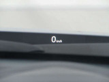 運転視界の遠方上方に虚像を投影することで前を見ながら情報の視認ができます。本当にドライバーが必要な情報を適切に伝え、楽しんで頂くことを考えた新世代装備です。※虚像は2.6m前方に浮かぶイメージです。
