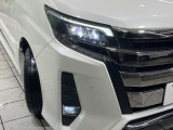 【LEDヘッドライト】悪天候や夜間走行時も良好な視界を確保し安心して運転できる高輝度LEDヘッドライトを装備!点灯速度が早く、消費電力も抑えられています。
