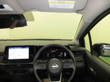 ドライバー目線で、使いやすく安全操作性と良好な視界を実現した運転席です。