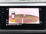 ガイドライン表示付きのリヤビューカメラ「Rear Assist」。後退時の死角を鮮明に映し出し、安全かつスムーズな車庫入れをしっかりとサポートします。
