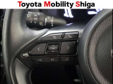 ステアリングスイッチ付き。前方から目を離すことなくオーディオ操作をすることが可能です。 左側ではオ-ディオの音量調整やメ-タ-ディスプレイの操作が可能です。