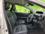 前席はゆったりとした座面と背もたれで、運転席・助手席とも落ち着いて過ごせる空間です。前方や左右の見通しにも配慮された車内で、毎日の移動を快適にお楽しみいただけます。