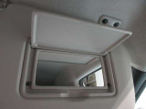 運転席側と助手席側にバニティミラーついていますちょっとした身だしなみが確認できます。