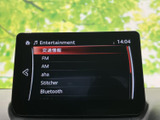 FMやAMに加え、Bluetoothなど複数の音源を画面から選べます。聴きたい音楽や交通情報に合わせて切り替えられ、普段のお出かけから長時間の移動まで、車内での時間を快適に過ごせます。