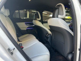 メルセデスのシートは少し硬めになっております。長時間の運転の際、適度な反発があることでお尻や腰の負担を減らす効果が御座います。