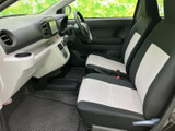 運転席と助手席は明るい色合いを取り入れたシートで、座面の広さも感じられる室内です。足元にゆとりがあり、助手席からも前方を見渡しやすく、落ち着いて過ごせます。