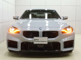 一目でBMWと解る存在感。象徴的なキドニーグリルを中心にシャープなヘッドライトと力強い表情が融合。スポーティーさとエレガンスを兼ね備えたBMWならではのフロントフェイスです。