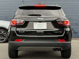 JEEPエンブレムが輝く後姿は見とれてしまうほど魅力的!