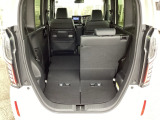 後席は分割可倒式で、用途に合わせてアレンジ可能。荷物の量や乗車人数に応じて柔軟に使える便利なシートです。