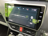 オーディオのソース選択や接続設定を画面で確認でき、使いたい音源に合わせて選びやすい構成です。メニュー表示も大きく、設定内容を確かめながら操作できます。