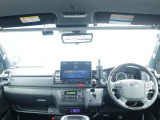 運転席回りもたくさんのカスタムが施されています!
