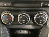 温度の設定のみで快適な風量やモードなどを自動調整してくれるフルオートエアコンを装備!運転席側、助手席側で左右独立して温度調節も可能です!