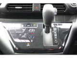 一定の室温を保ってくれるオートエアコン搭載。エアコンの設定もフラットパネルを採用。さっとひと拭きでいつでもキレイ。