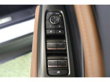 全ての窓が運転席から操作できます。今やほぼ当たり前ですが、無いと不便なアイテムですよね。ドアの施錠・解錠と連動してドアミラーが格納・復帰するオート電動格納機能も装備しています。