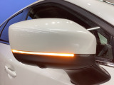 車両幅方向において最も外側にレイアウトされるので、第三者が視認しやすいドアミラーウィンカー!
