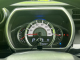 速度や燃料残量などをまとめて確認できるメーターを配置。表示が見やすく、運転中に必要な情報を把握しやすい構成です。日々の移動でも確認しやすく、安心感につながります。