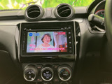 ナビ画面と空調操作部がまとまり、運転席から確認しやすい配置です。画面表示を見ながら案内や音声関連の機能を利用でき、日々の移動からお出かけまで車内で役立ちます。