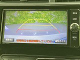 車両後方の映像にガイド線が重ねて表示され、周囲との距離感を確認する目安になります。駐車時に後方を確かめる際に役立ち、車庫入れや切り返しをサポートします。