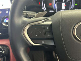 運転中、オーディオの操作をしてて、ハッとしたことはありませんか?ステアリングスイッチは、運転中でもハンドルでオーディオの操作が可能です。安全なドライブをサポートします。