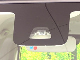 【スマートアシスト】走行中に前方の車両等を認識し、衝突しそうな時は警報とブレーキで衝突回避と被害軽減をアシスト。より安全にドライブをお楽しみいただけます。