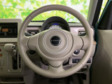 手になじみやすい形状で、運転中も握りやすいステアリングです。前方を見ながら自然な姿勢を保ちやすく、日常の移動から長めのお出かけまで快適にお使いいただけます。