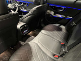 全ての席が主役席なのは、メルセデスならではの特徴です。快適なドライビングが、リラックスした車内空間を作りだします。