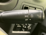 方向指示やライトに関する表示が確認できるレバーを装備しています。運転席から手元で操作でき、交差点での右左折や周囲の明るさに応じた使用に役立ちます。