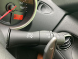 レバーには操作内容を示す表示があり、運転席から位置を確認しやすい配置です。ハンドルから手を大きく離さずに扱えるため、交差点での進路変更など日常の運転を支えます。