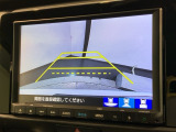 リバースギアに入れるだけで後方の表示へ切り替わります。夜間や雨の日の駐車も楽になりますよ。