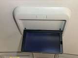 【後席モニター】11インチワイドHD液晶モニター 走行中でもハイビジョン画質の映像が楽しめます