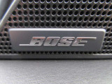 BOSEサウンドシステムを搭載。「良い音を出す」ではなく、その車種のごとに特徴を計算(車種専用設計)し、「反響音」を作り出すことによってどの座席でも自分中心で音が聴こえ、「心地よい空間」を作り出します。