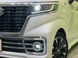 【LEDヘッドライト】悪天候や夜間走行時も良好な視界を確保し安心して運転できる高輝度LEDヘッドライトを装備!点灯速度が早く、消費電力も抑えられています。