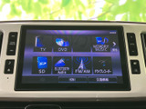テレビやDVD、Bluetooth Audioなどのメニューが並び、使いたい音源を画面から選びやすい構成です。音楽再生など日常で使う機能がまとまり、操作の入口がひと目で分かりやすくなっています。