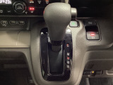 CVT車のセレクトレバーです。低速から高速まで、変速ショックのないスムーズな走りと、エンジン効率のよい領域を維持して燃費にも貢献します。サイドブレーキはスイッチ操作の電子制御パーキングブレーキです。