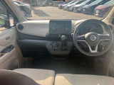 すっきりした運転席周りにはナビやエアコンの操作パネルを設置しておりますので、お一人での運転でもご安心できます。