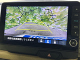 後方の映像にガイド線が表示され、駐車時に車両と周囲の位置関係を確認する目安になります。画面を見ながら周辺も直接確かめられるため、バック駐車をサポートします。