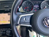 ステアリングに配置されたスイッチは、選局やボリューム調整など、運転を妨げることなく操作が可能です。