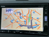 現在は地図が表示され、周辺の道路や施設を確認できます。テレビ画面の視聴にも対応する装備で、映像を楽しむ際は停車中にご利用いただけます。
