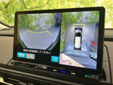 後方の映像と車両周囲の映像を画面で確認でき、駐車時の安全確認をサポートします。ガイドラインも表示されるため、後退時に周囲との距離をつかみやすく、駐車を助けます。