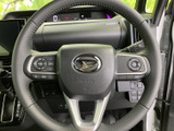 手元のスイッチで各種機能にアクセスでき、運転中も前方を意識しながら扱いやすい構成です。握りやすい形状と見やすい表示で、日常の運転をサポートします。