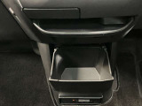 お気に入りのCDなどが収納できる格納式ボックス★
